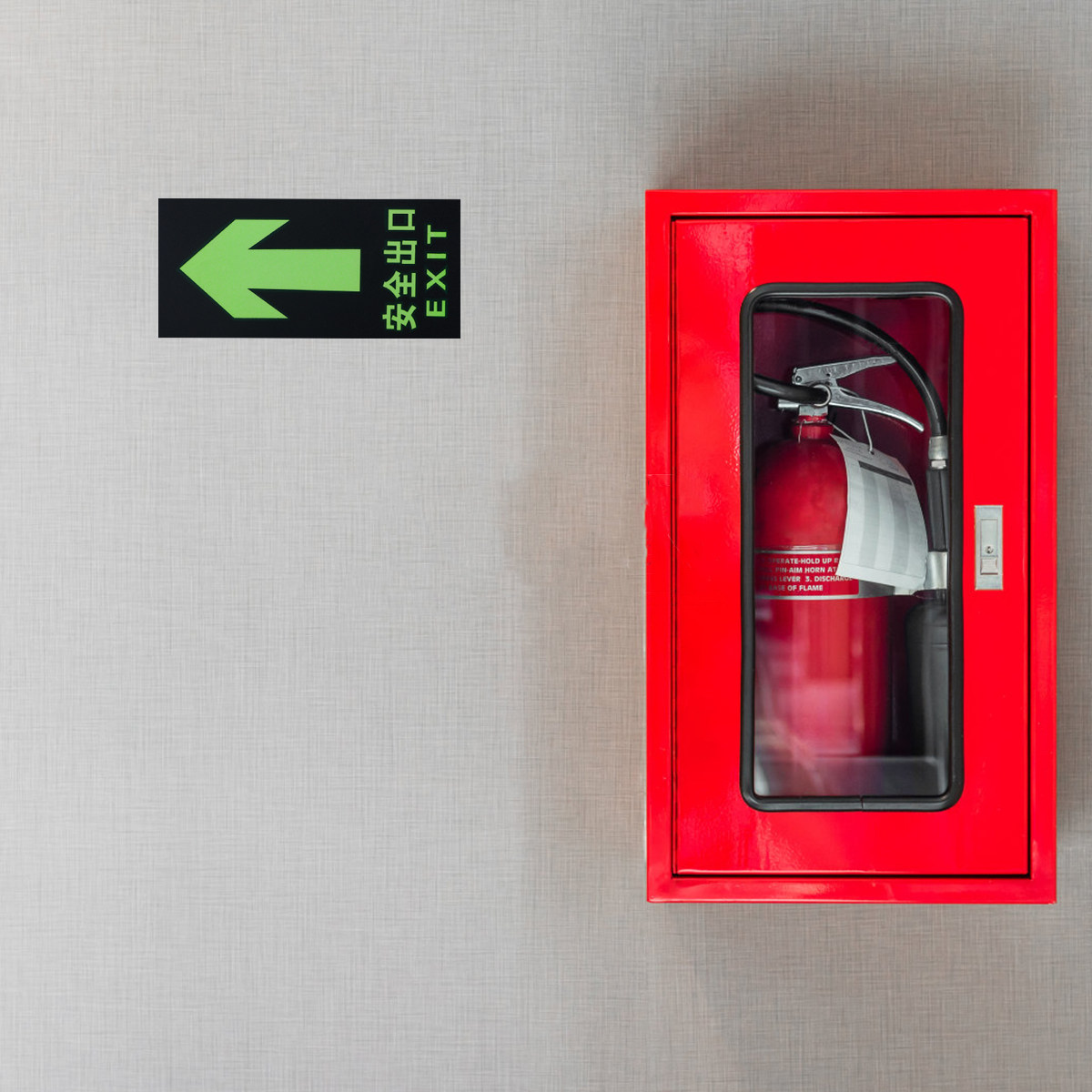 Набор из 8 светящихся наклеек  – обзор и цена Emergency Exit Sign